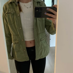 Grön jacka från Kappahl  - Säljer en super fin jacka från kappahl då den blivit lite för liten💞💞super fin jacka med fina detaljer💞