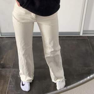 Säljer mina långa vita jeans från mango i färgen off white i storleken 34! (Ordinariepris 599kr)💞 köparen står för frakt! 