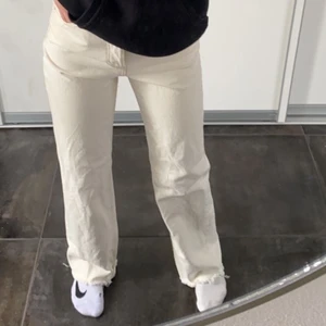 Vita jeans - Säljer mina långa vita jeans från mango i färgen off white i storleken 34! (Ordinariepris 599kr)💞 köparen står för frakt! 