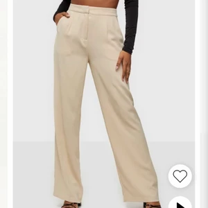 Nellys gröna kostymbyxor 38 - Gröna somriga kostymbyxor från Nelly i storlek 38. Aldrig använt, råkade klicka hem två par o glömde skicka tillbaks ena! Så nöjd! Köpte för 299kr