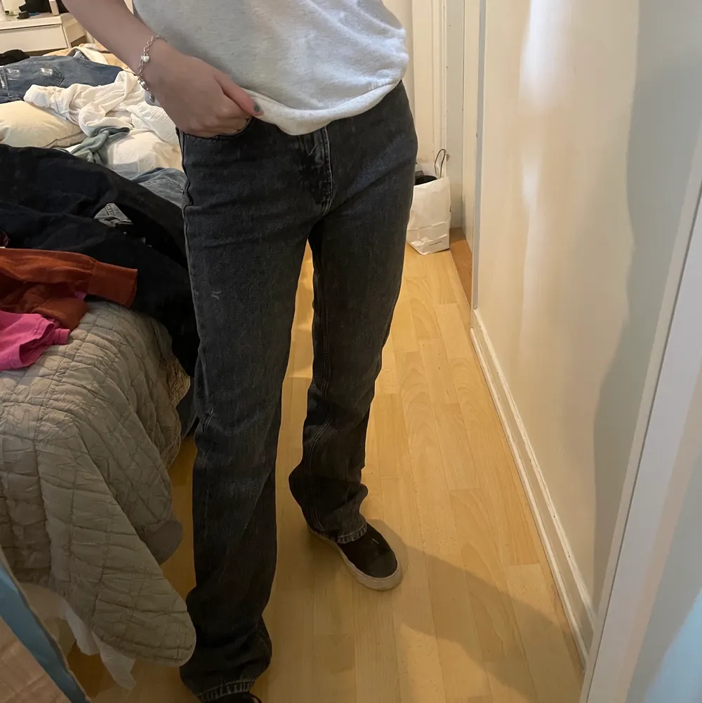 As snygga jeans från Mango som är grå/svarta. Knappt använda . Jeans & Byxor.