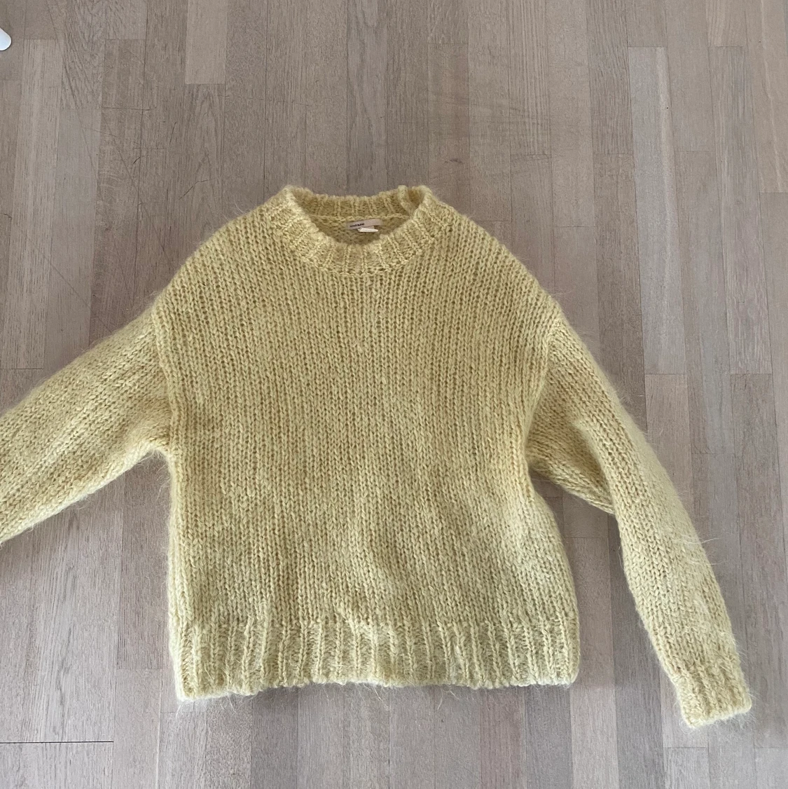 Gul stickad tröja i mohair - 90