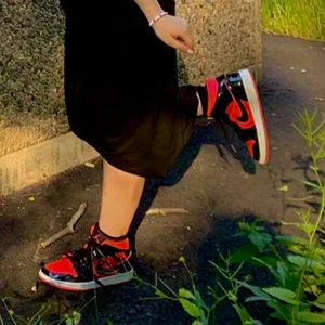 Jordan 1 mid Bright Crimson Black ⚡️⚡️⚡️⚡️Stl 38 - Säljer mina jordans som är i stl 38 !!! Startar vid 750kr + du som kund betalar frakten 📦 