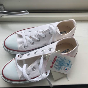 NYA!!! Converse - Säljer mina helt nya och oanvända vita låga converse! Har haft dem ett tag men har inte kommit till användning. STORLEK 37. 350 kr!