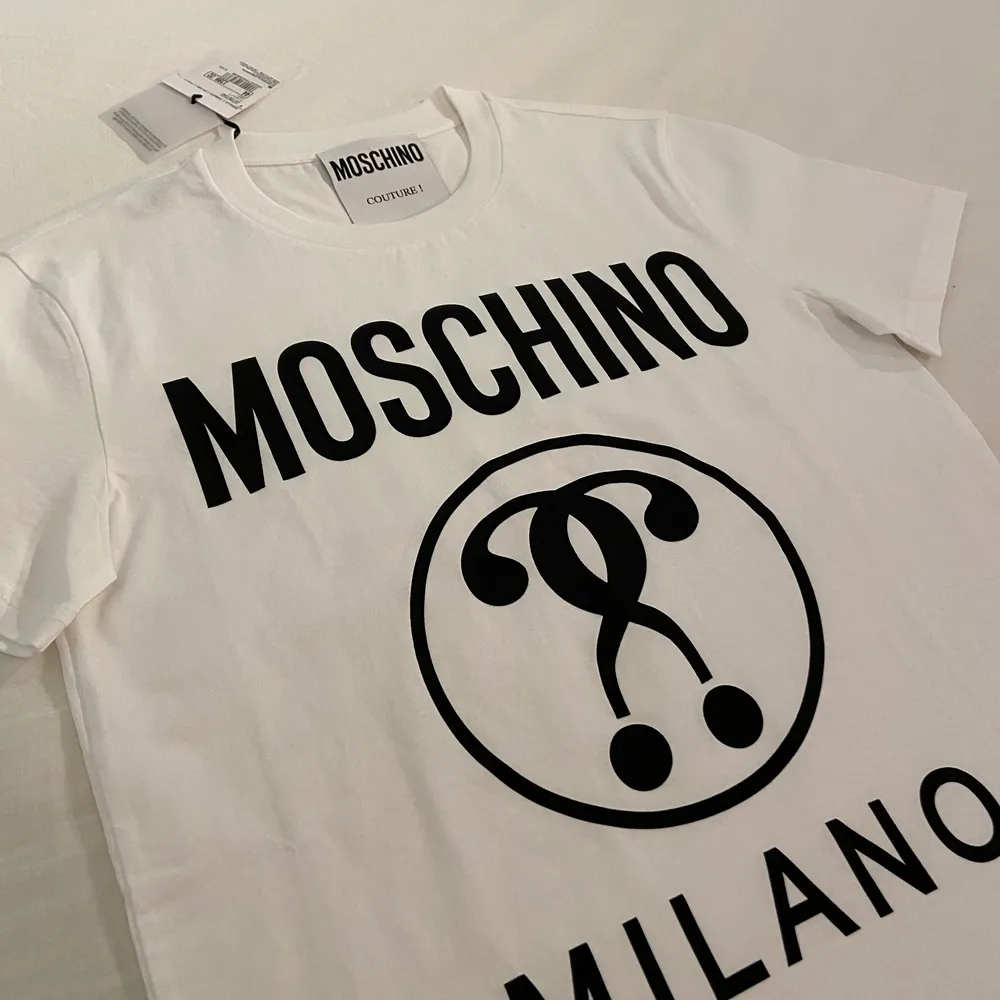 Moschino T-shirt. storlek 44 vilket motsvarar S. Cond 10/10 helt ny! Nypris 1399:-. T-shirts.