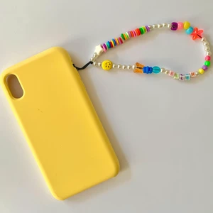 Mobilsmycke!  - 🌼beställ ett hemmagjort mobil smycke🌼  Hej! Här kan du beställa ett trendigt mobil smycke specialgjort för dig!  När du beställer inkludera: om du vill ha särskilda färger/berlocker eller om du vill ha ett vanligt färgglatt. Vill ha något skrivet som tillexempel dit namn/ett ord/en förkortning/initialer. Skriv även om du vill att tråden ska vara vit eller svart🥰(du får gärna skicka en inspirations bild) En beställning kostar 100kr då frakten tillkommer i priset!   Har du en fråga ställ den gärna i kommentarsfältet! 