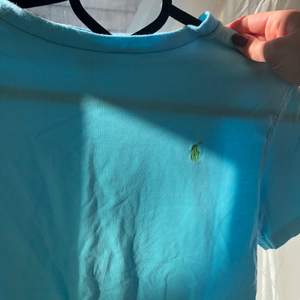 Säljer min fina polo RL t-shirt i den finaste ljusblån som finns🥰 Storlek är medium. Passar fint till allt, speciellt nu på sommaren!