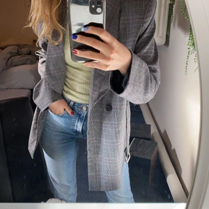 Blazer - As snygg blazer från selected femme. Storlek 38 och sitter bra i längden på mig som är storlek 36/S och 173 cm lång. Jackan är nästintill aldrig använd. Fick den av min mormor som aldrig fick användning för den. Den har ett justerbart skärp som e fett snyggt. Köparen står för frakten. Köptes för ca 800kr. Hör av er vid frågor💕