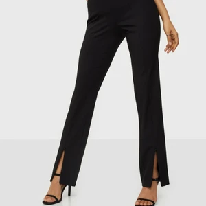 Zip pants svarta XS - Helt nya och oanvända. Kostade 399 kr men säljer för 100 kr + fraktkostnad