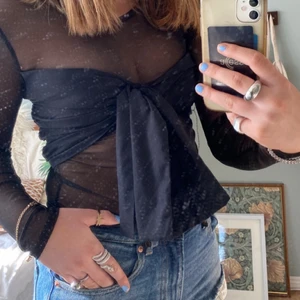 Fest-topp - Skitfin feste topp i mesh. Lite förliten i bysten för mig (75 d). Från zara och knappt andvänd. 