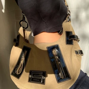 GUESS Axelväska  - Hej, det här är min favorit väska. Skulle säga den är från år 2007. Den är så skön för man får plats med mycket jämfört med tini tiny bags. Jätte bra kvalite. Skriv om du vill ha mera bilder. 🖤