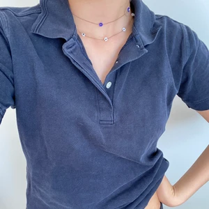 Pikétröja  - Marinblå pikétröja från märket Elandale. Köpt på secondhand, använd två gånger. Den är kort i passformen. Bra skick. Köparen står för frakt💙