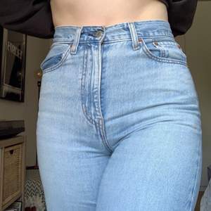 levi’s jeans i modellen ribcage wide leg. slutsålda nästan överallt! hög midja och vida ben. storlek w27/l32 (jag är 175 cm). använda ganska mycket men fortfarande i bra skick! säljer för 350kr + 66kr i frakt 🤍