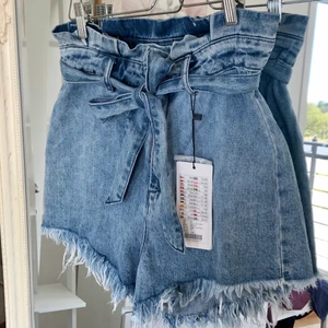 Nya jeansshorts strl M - Söta jeansshorts med knyte i midjan strl M funkar på mindre storlekar då man kan knyta åt i midjan🌺
