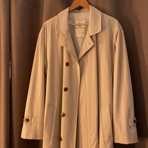 Bege kappa - Köpt på scondehand men har tyvärr aldrig kommit till andvändning✨inga slitningar. Hål. Eller missfärgningar