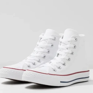 Vita Converse skor storlek 36/37 - Använda ett par få gånger så dom är näst intill nyskick. Passar dig med storlek 36/37. Jag har storlek 37 och dom passar perfekt.