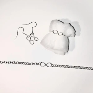 Evighets kollektion - Evighets kollektionen finns som örhängen, ring, fotlänk och armband.                                                                      Skriv privat för styckpriser, men vill man ha en av varje i kollektionen så kostar det 65kr                                                               Allt är handgjort!💓