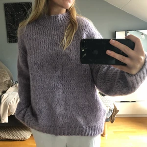 Stickad tröja från Zara 🧚‍♀️ - Superfin lila stickad tröja från Zara i strl S. Köpt förra våren och använd fåtal gånger. Pris 150 kr exklusive frakt💕💕💕