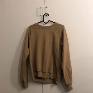 Brun Sweatshirt Från Hm - En brun oversized sweatshirt från hm som aldrig är använd. Bra passform och ett fluffigt material inuti, har helt enkelt inte kommit till användning. Tvättar tröjan innan jag fraktar om så önskas. Skriv privat för bild på passformen. Ordinarie pris: 200kr. OBS! Köparen står för frakt, priset står nedan 💝