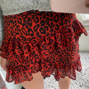 Volangkjol - Superfin volangkjol från bikbok i storlek xs, knappt använd så i bra skick ❤️