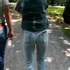 Levis 501 25/30 - Säljer mina sparsamt Levis 501 då de blivit för små. I byxorna står det W27 L30, men jag skulle säga att de är mer 24/25 i benen dock liiiite större vid midjan. Vid flera intressenter blir det budgivning, 300:- eller vid högsta bud. Köparen står för frakten!