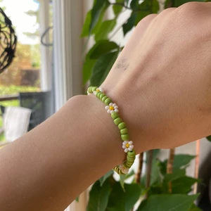 Pärlarmband‼️‼️ - Såå söt och perfekt nu till sommaren🤩 dom kostar 20kr+frakt 12kr💕 men om du köper 3 eller mer är frakten gratis💕