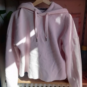 Croppad hoodie - Ljusrosa croppad hoodie, perfekt att jogga i när det är lite kyligare :) Tyvärr lite urtvättad. SÄNKT PRIS - SISTA CHANSEN INNAN JAG LÄMNAR DEM TILL VÄLGÖRENHET/ÅTERVINNING 