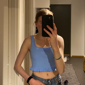 Zara topp - Säljer denna ursnygga blåa topp från Zara, inköpt april 2021. Prislappen finns kvar endast testad. Säljs pga ångrar köpet och kan inte byta! Köparen står för frakt 