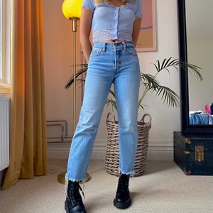 Levis Jeans W28 L26 - Super snygga ljusblåa vintage Levis som är klippta!🥵 Midjemått: 35 cm, innersöm: 66 cm