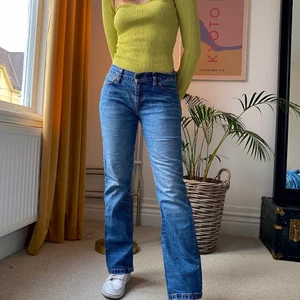 Levi’s 529 - Vintage Levis med äkta slitning! Bootcut och low waist,  så trendigt och snyggt till sommaren! Perfekt när de går lite över skorna också enligt mig som är 163 cm😋 midjemått: 38 cm, innersöm: 74 cm! 