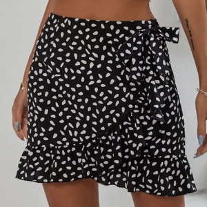 Kjol - Hej, jag säljer denna kjol för den va lite för liften för mig, den är i storlek M 