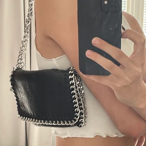 Scorett Väska - Jättefin axelväska ifrån scorett. Nypris 450kr, mitt pris 150kr m gratis frakt.