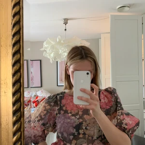 Blommig topp - Superfin blommig topp från hm! Endast använd 1 gång💗 samfraktar gärna så kolla in mina andra annonser!