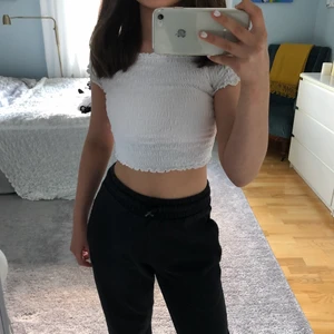 Vit topp - Vit Croppad topp jätt fin nu till sommaren. Sparsamt använd. Säljs pågrund av att den är lite för liten. Den är i storlek xxs men den är stretchig så den skulle kunna passa en xs också🔅