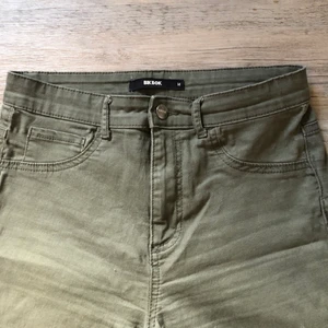 Gröna jeans  - Säljer mina fina gröna bikbok jeans som jag aldrig använder längre, sjukt fin färg men har blivigt lite små:(❤️ påminner om Molly jeans 