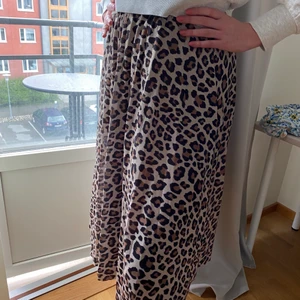 H&M Kjol - Säljer denna leopardkjol från H&M då den ej kommer till användning. Kjolen är i storlek 34, passar även storlek 36.