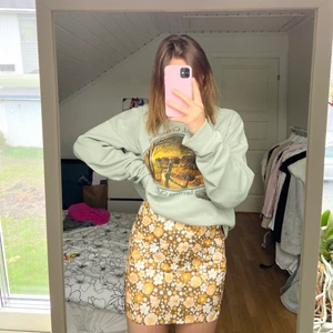 Söt blommig kjol  - Supersöt blommig kjol med slits på sidorna! Storlek S/M! Aldrig använd. 