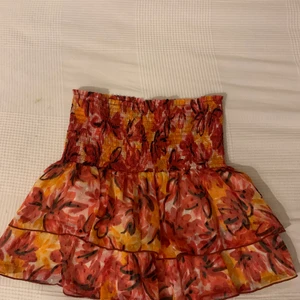 Mönstrad kjol - Den perfekta mönstrade kjolen. Så fin kjol men som inte kommer till användning, den är perfekt till sommaren.