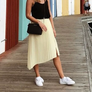 Gul kjol - Säljer min superfina gula kjol från Mango då den tyvärr inte kommer till användning :( Köpt på Mango i Spanien och varsamt använd 🤍 Passar S och M då det är resår i midjan