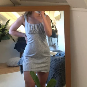 Hollisterco - Säljer denna helt oanvända klänning ifrån hollisterco, då jag tyvärr itne känner mig så bekväm i den längre😓 den är i storlek m, men passar s oxå🥰 frakt tillkommer