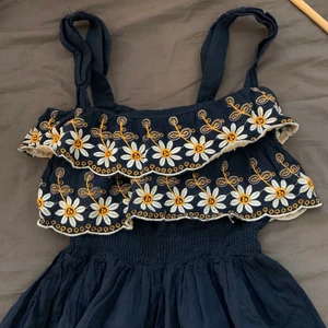 Linnet - Blommig gullig linnet! Passar perfekt t sommaren❤️ storlek XS! Nyskick då den har inte kommit t användning så mke alls🥰