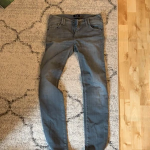 Armani jeans - Snygga gråa skinny jeans i låg midja ifrån Armani jeans💓 svarta smyckes detaljer på fickorna. Köparen står för frakt💓