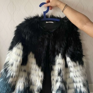 Pälsjacka  - Säljer denna! Fina pälsjacka! Användning 0 gånger, jackan har 3 fina färger som kan passa inför fester och speciellt för sommaren! Jackan är i bra skick 💓💓