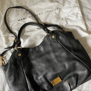 Marc Jacobs väska  - Marc by Marc Jacobs väska i modellen Classic Q Francesca. 100% läder och självklart 100% äkta   Haft i ca 5 år men otroligt bra skick då jag endast använt den ett fåtal gånger.  Två små sminkfläckar på fodret men inget som är supertydligt.  Ett dragkedjefack på ena sidan och två mindre tygfack på andra, kommer med axelremsband som man kan ta av.  Spänne på insidan av väskan som kan ändra väskans form och väskan stängs med magnet.  Dustbag medföljer. Köpt på raglady för 5 000 kronor. Fler bilder går att lösa och priset kan också justeras. Priset för frakten är inte 100% då jag inte vet hur stor som kan behövas. 