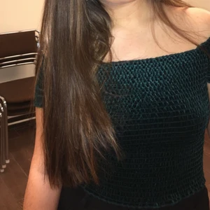 GRÖN TOPP SAMMET - Perfekt festlig topp i sammets material, grön, kan ha off shoulder om man så vill. Strl M, men stretch så passar egentligen de flesta.