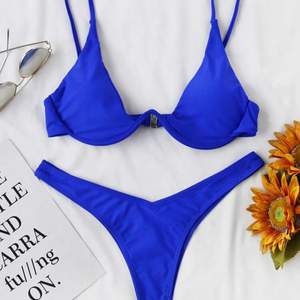 Säljer denna bikini med både över och underdel i en suuuperfin blå färg. Helt oanvänd endast testad! passar perfekt nu till sommaren. Köparen står för frakt🤍 (säljer en likadan i svart)