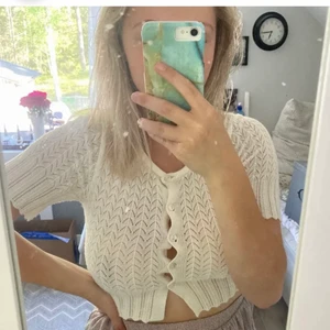 Söt kofta - En superfin kofta som jag köpte här på plick men tycärr va för liten😥 köparen står för frakt 💓💓
