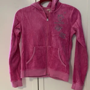 Juicy couture jacka hot pink  - Det här är en jättefin hot pink juicy couture jacka i ålder 14. Den kostar 300 men man kan få setet med byxorna för 500
