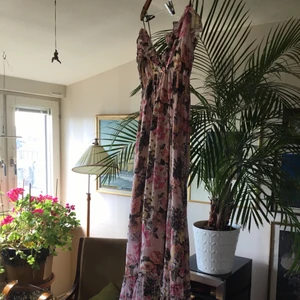 Söt summer klänning  - I mycket bra skick och passar till summer och beach med sandlar och man kan stil är på rygg.Finns fler bilder och bud I kommentarna 