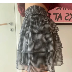 Rutig volangkjol - Säljer den perfekta volangkjolen som är helt slutsåld i XS och S!! Säljer då jag har en till likadan i en annan storlek. (Kjolen är aldrig använd med lappen kvar & de två första bilderna är lånade). Möts upp i Stockholm eller så står köparen står för frakten🤠💫